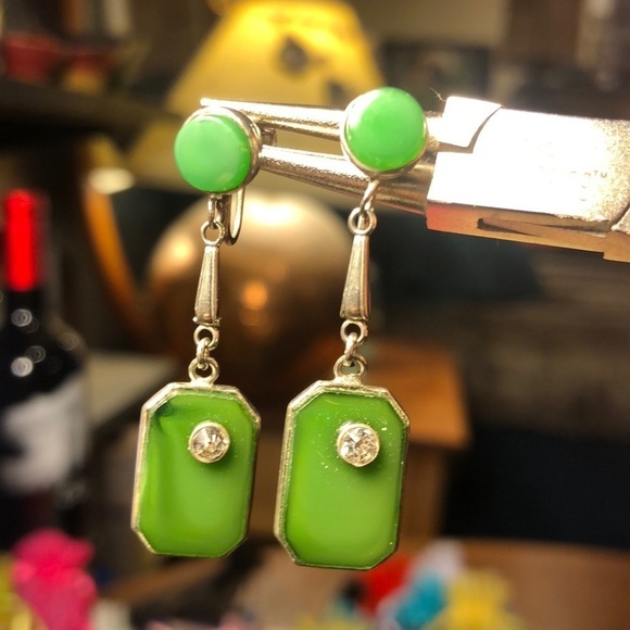 Art Deco Green glass and silver colored dangle screw back earring . Weight 6g - Picture 1 of 4